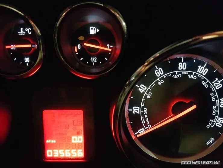 Louer une voiture en voyage : prenez la jauge à essence en photo