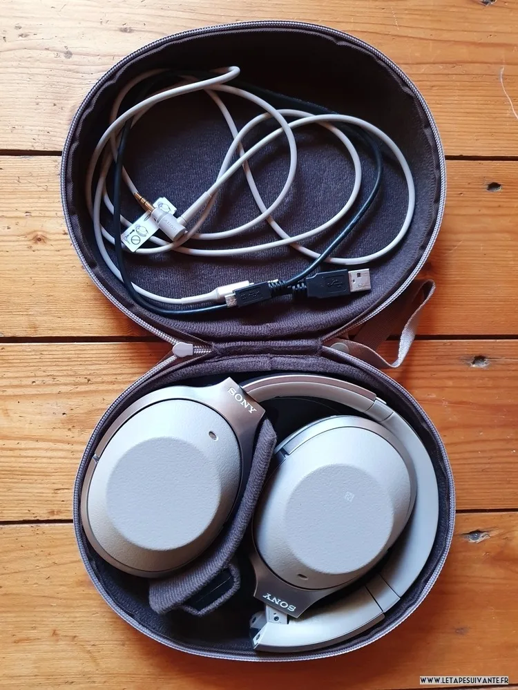 Avec le casque Sony WH-1000XM2N, une câble avec prise jack pour écouter la musique sans Bluetooth et un câble USB pour le charger