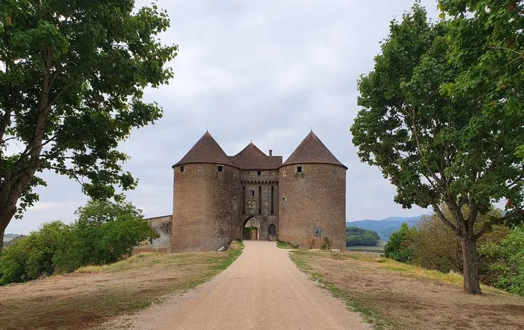 Entrée du château de Berzé-le-Chatel