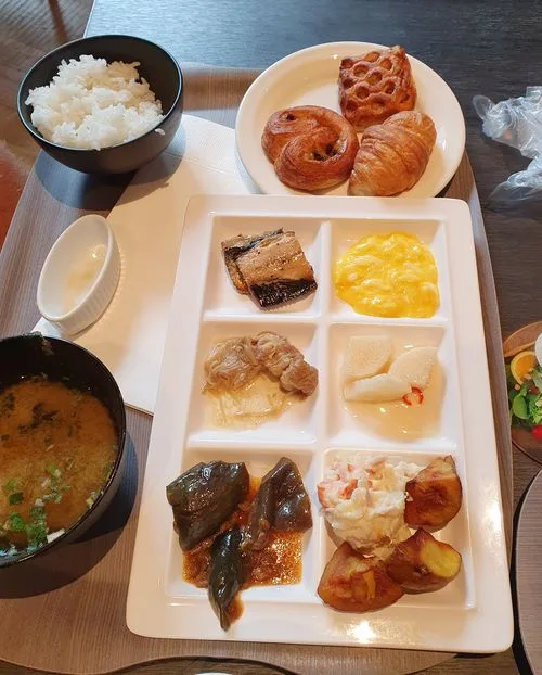 Petit déjeuner buffet à l'hôtel Intergate Osaka Umeda
